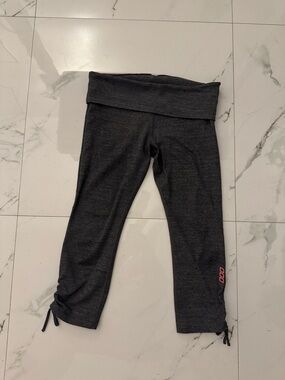 Vuori “be your own hero” Fold-Over Waist Capri Leggings - Dark Gray